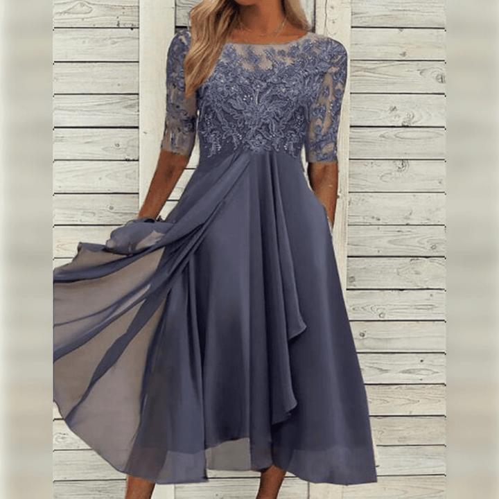 Elegantes blaues Abendkleid aus Chiffon mit Spitzenoberteil und halblangen Ärmeln.