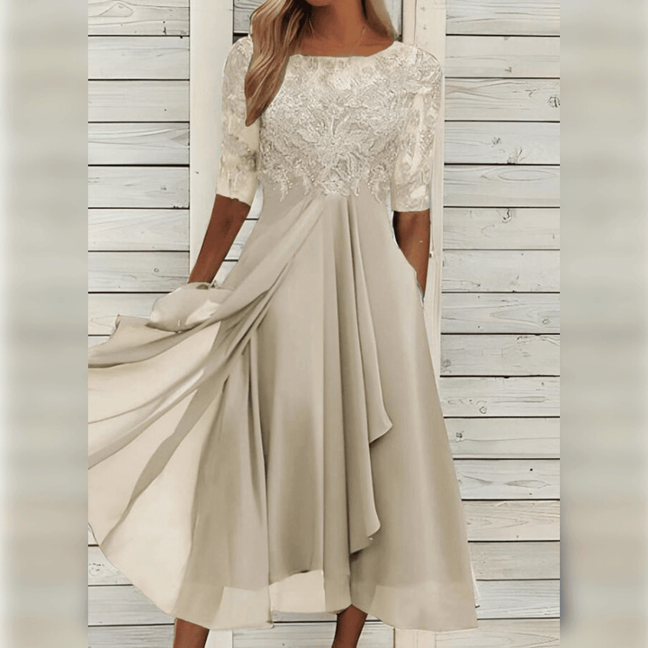 Elegantes cremefarbenes Spitzenkleid, knielang, mit halblangen Ärmeln, ideal für festliche Anlässe.