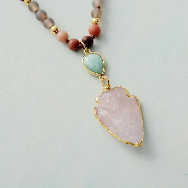 Ethno-Halskette mit türkisfarbenem Amazonit und rosa Pfeilspitzen-Anhänger, Damen-Schmuck.