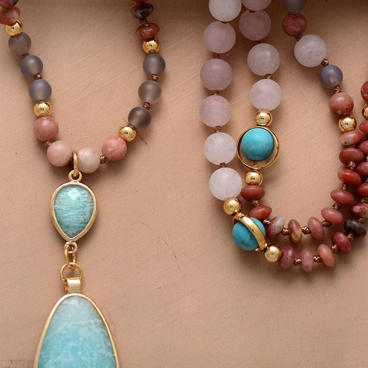 Ethno-Halskette mit türkisfarbenem Anhänger, Natursteinen, geometrischem Design, Damen-Schmuck.