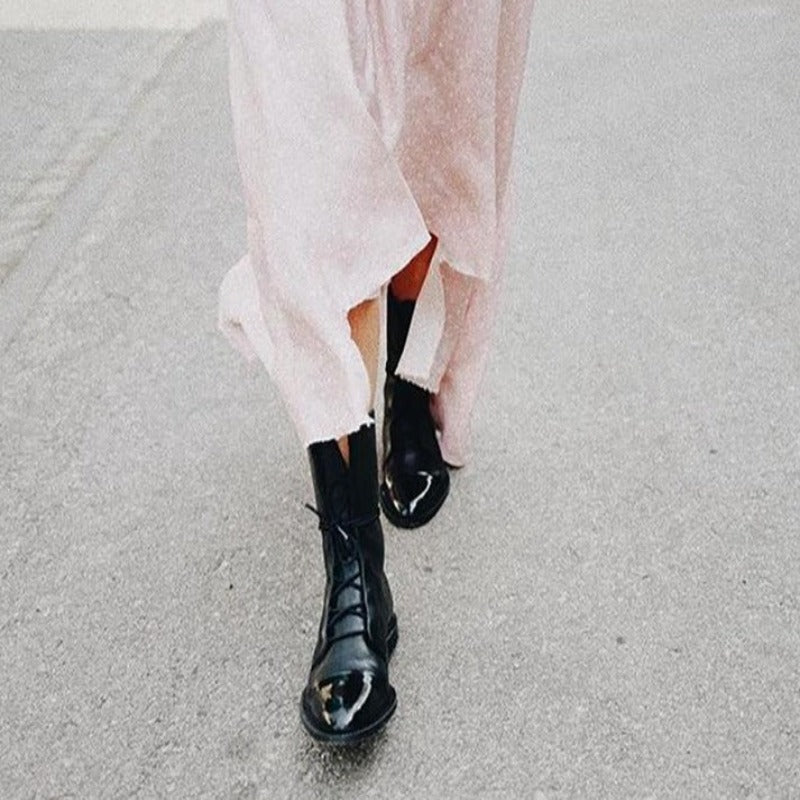 Schwarze Lackleder-Stiefeletten, spitz, flach, britischer Stil, Damen-Motorradstiefel.