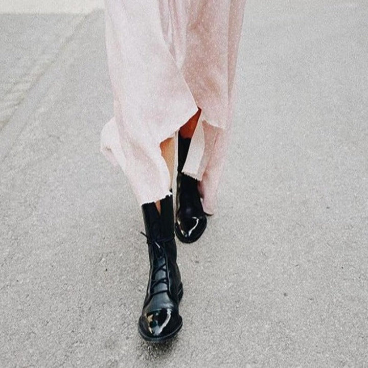Schwarze Lackleder-Stiefeletten, spitz, flach, britischer Stil, Damen-Motorradstiefel.