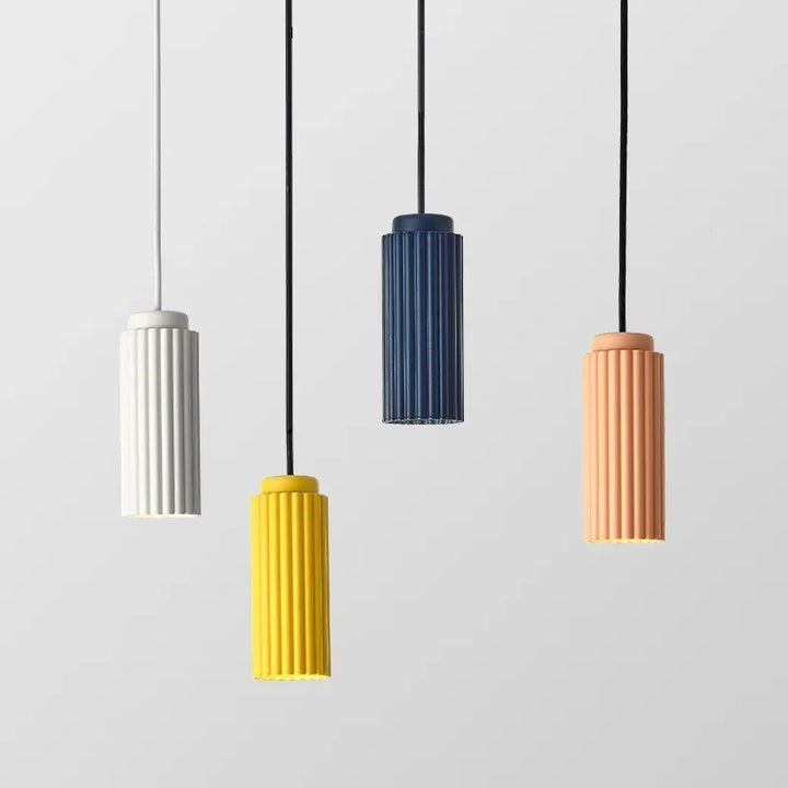 Vier bunte, zylindrische LED-Hängeleuchten, modern, für Wohnzimmer oder Esszimmer.