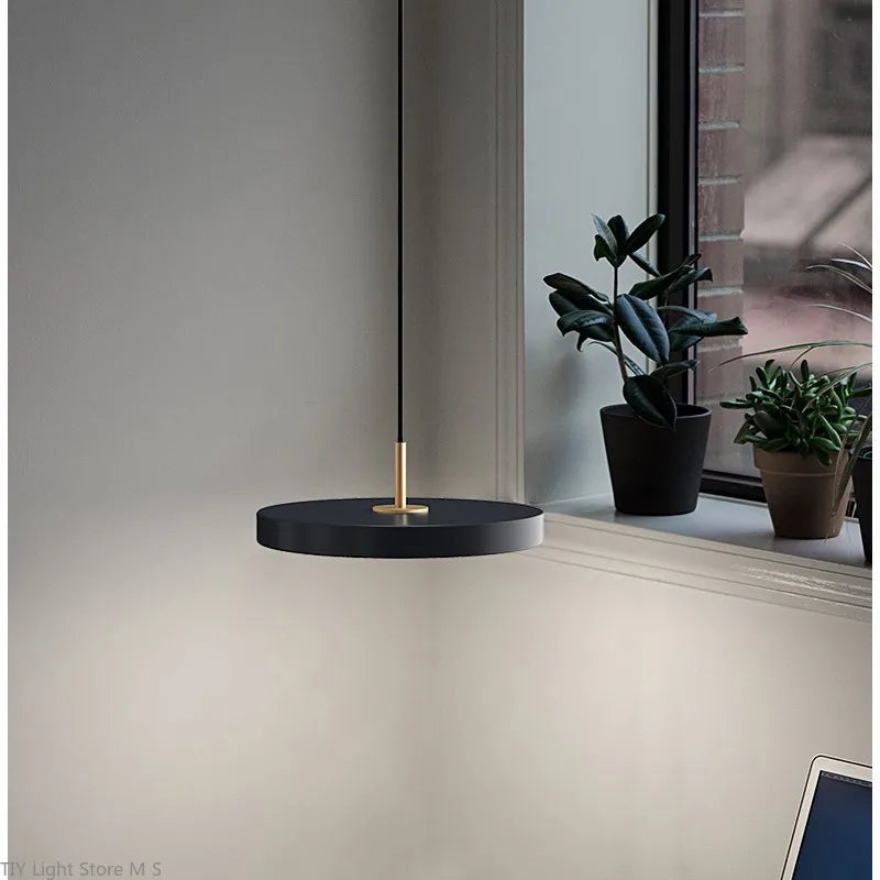 Skandinávská závěsná lampa s minimalistickým designem - Lyssa