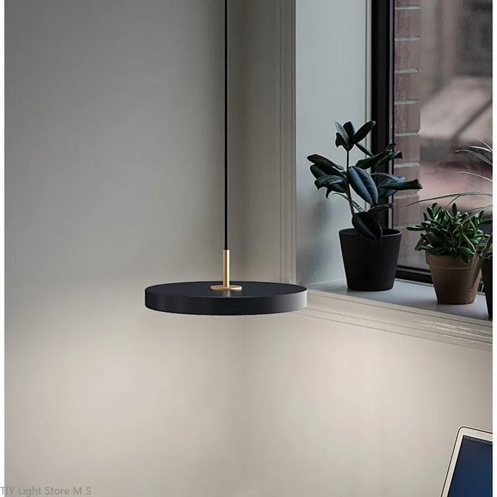 Skandinávská závěsná lampa s minimalistickým designem - Lyssa
