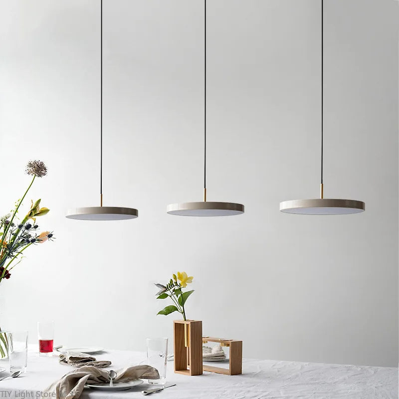 Skandinávská závěsná lampa s minimalistickým designem - Lyssa