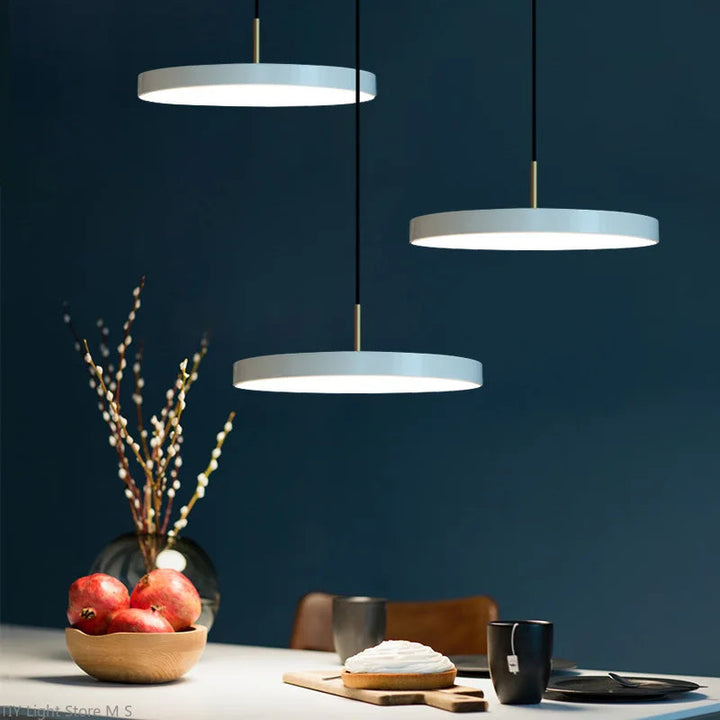 Skandinávská závěsná lampa s minimalistickým designem - Lyssa