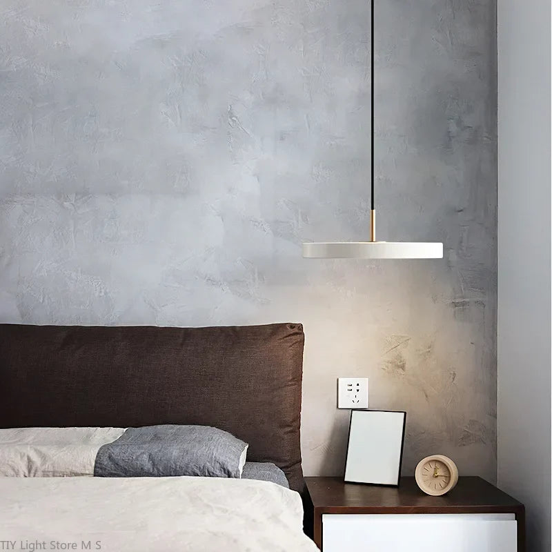 Skandinávská závěsná lampa s minimalistickým designem - Lyssa
