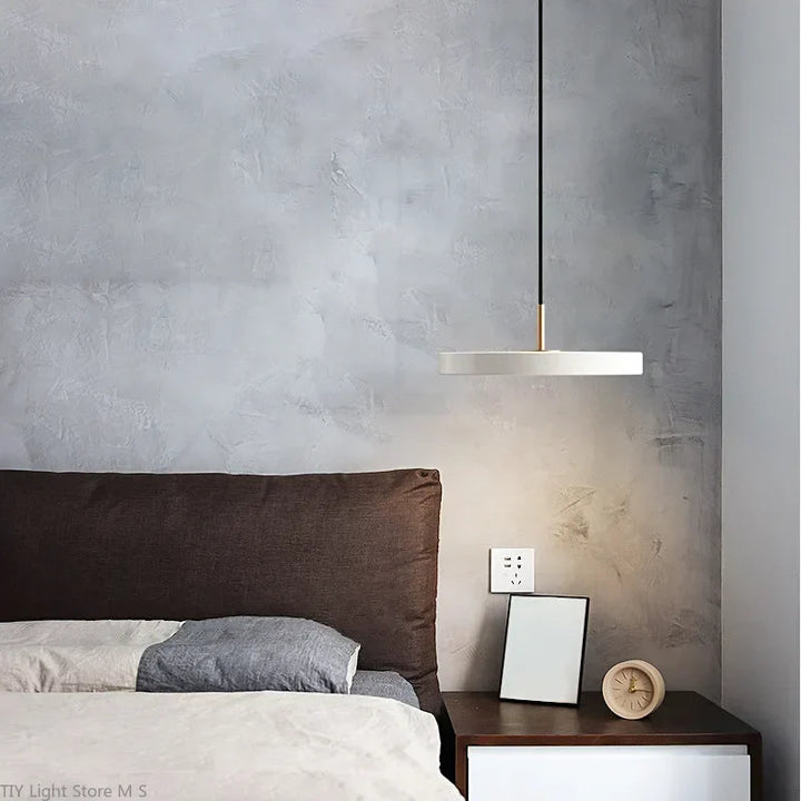 Skandinávská závěsná lampa s minimalistickým designem - Lyssa