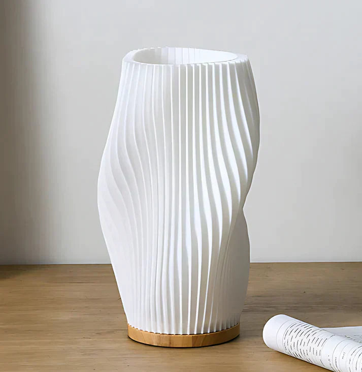 Weiße Tischlampe aus Keramik mit Holzsockel, modernes Design, Wohnzimmerbeleuchtung.