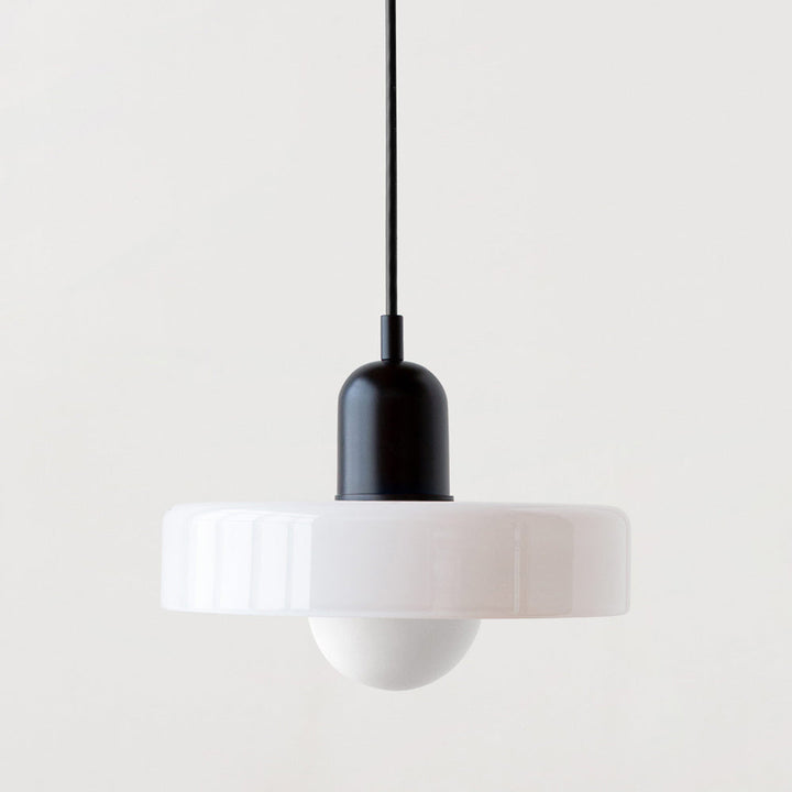 Moderne weiße Pendelleuchte mit schwarzem Sockel, minimalistisches Design, Innenbeleuchtung.
