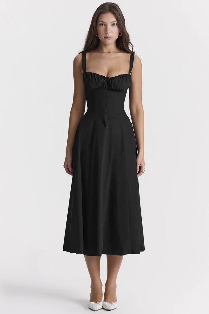 Frau in schwarzem Midikleid mit Trägern, elegantes Abendkleid, Modefotografie.
