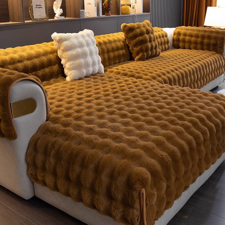 Braunes Plüschsofa mit Kissen, modernes Wohnzimmer, gemütliche Einrichtung, Textilbezug.