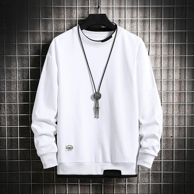 Weiße Herren-Sweatshirt, Rundhals, Baumwolle, lässig, modisch, mit Kette, Gitterhintergrund.