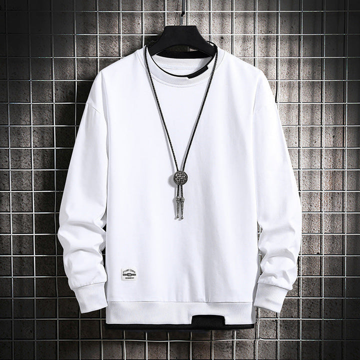Weiße Herren-Sweatshirt, Rundhals, Baumwolle, lässig, modisch, mit Kette, Gitterhintergrund.