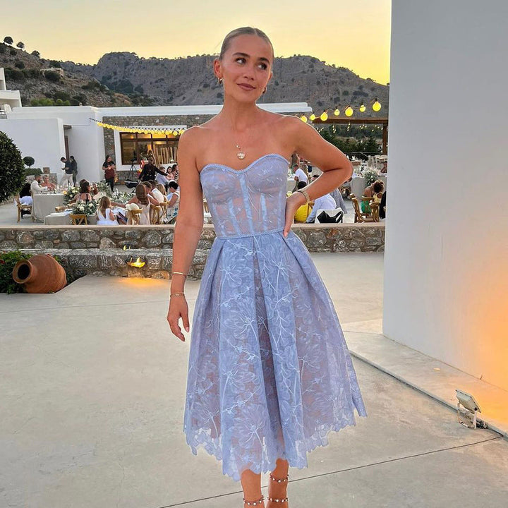 Frau in blauem Spitzenkleid bei Sonnenuntergang, elegantes Abendkleid, Sommermode, Outdoor-Event.