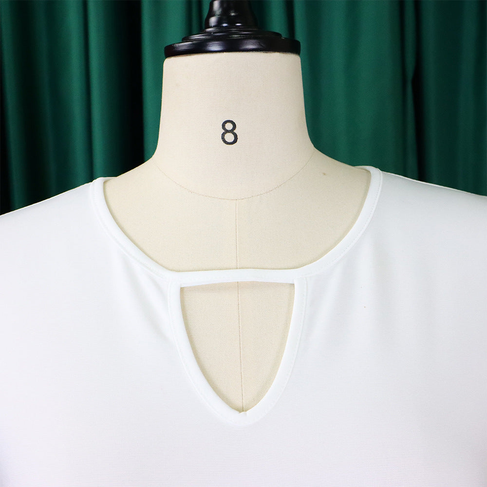 Weiße Damenbluse mit V-Ausschnitt, elegantes Design, Baumwolle, auf Schneiderpuppe.