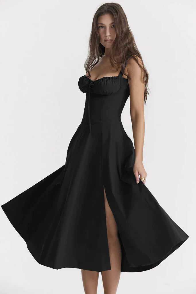 Frau in elegantem schwarzem Abendkleid mit Schlitz, schulterfrei, modisch, stilvoll.