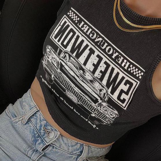 Trendy dámský crop top s potiskem auta a kulatým výstřihem – Maila