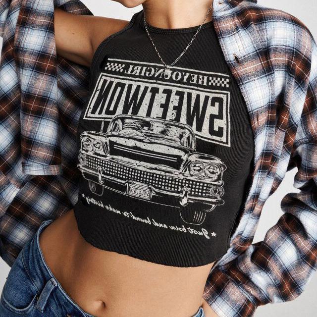 Trendy dámský crop top s potiskem auta a kulatým výstřihem – Maila