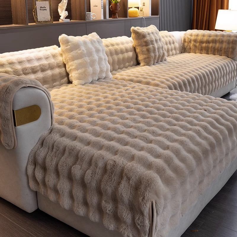 Beige Kunstfell-Sofabezug, wellenförmiges Design, gemütlich, Wohnzimmer-Dekoration.