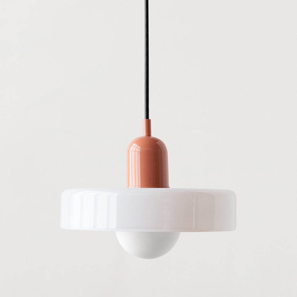 Moderne Hängelampe, weißer Glasschirm, roter Sockel, minimalistisches Design, Innenbeleuchtung.