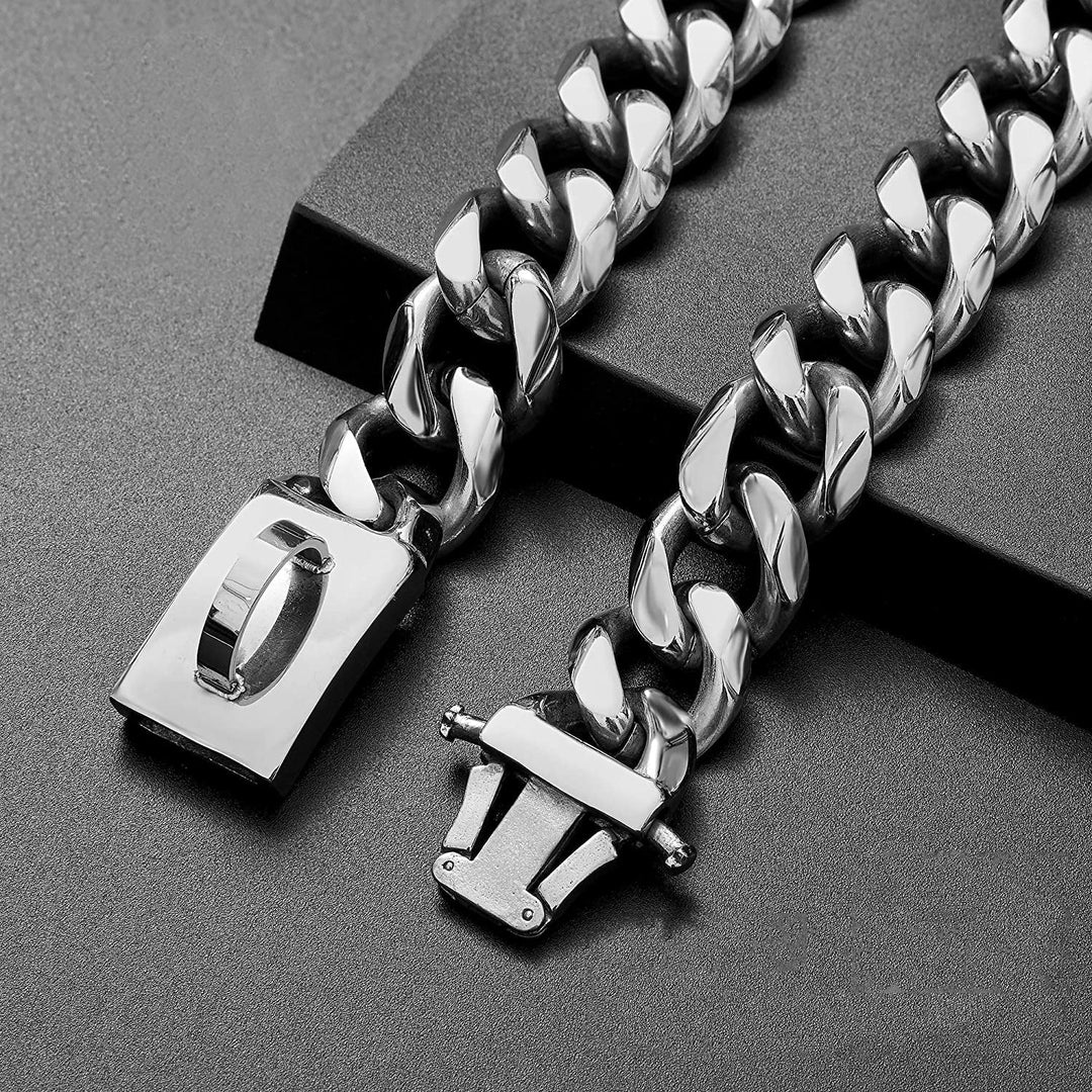 Silberne Edelstahlkette mit Karabinerverschluss, modisches Accessoire für Herren.
