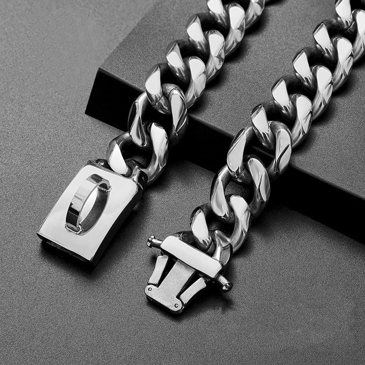 Silberne Edelstahlkette mit Karabinerverschluss, modisches Accessoire für Herren.