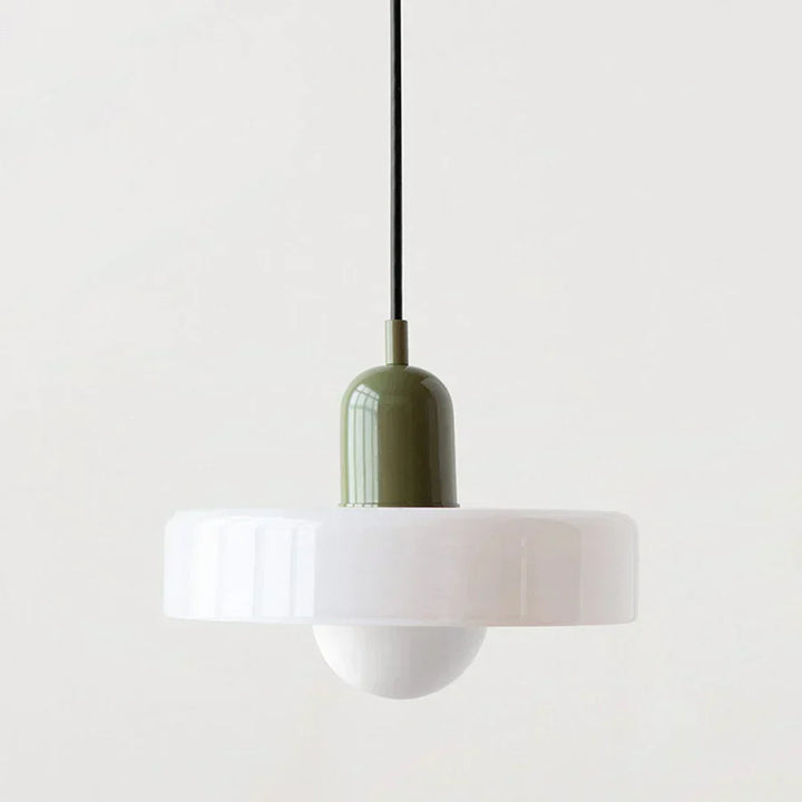 Moderne Hängelampe, weißer Glasschirm, grüner Sockel, minimalistisches Design, Innenbeleuchtung.
