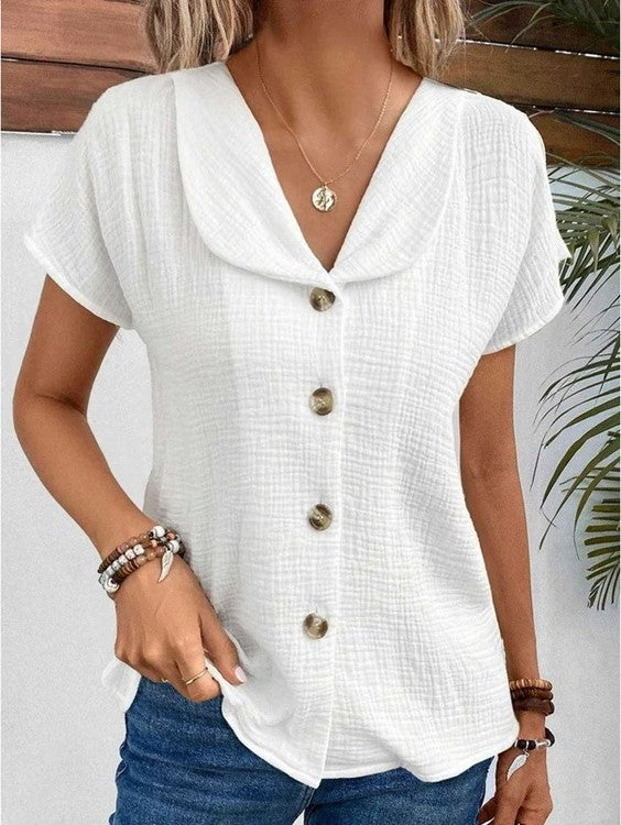 Frau trägt weiße Bluse mit Knöpfen, V-Ausschnitt, Sommermode, lässig, Baumwolle, Damenbekleidung.