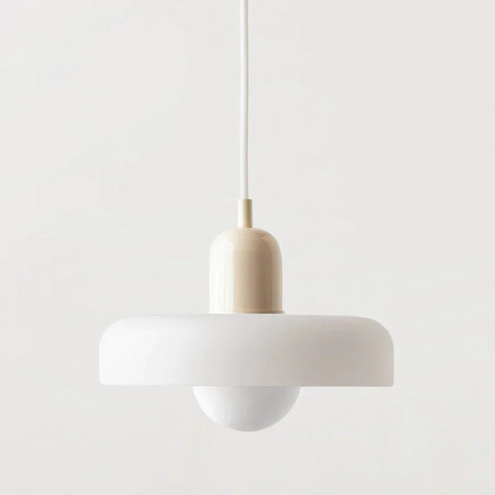 Moderne weiße Pendelleuchte, minimalistisches Design, skandinavischer Stil, Wohnzimmerbeleuchtung.
