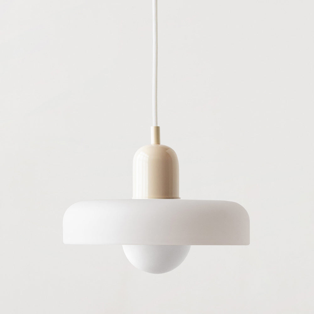 Moderne weiße Pendelleuchte aus Metall, minimalistisches Design, skandinavischer Stil.
