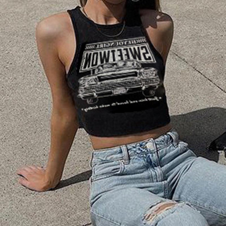 Trendy dámský crop top s potiskem auta a kulatým výstřihem – Maila