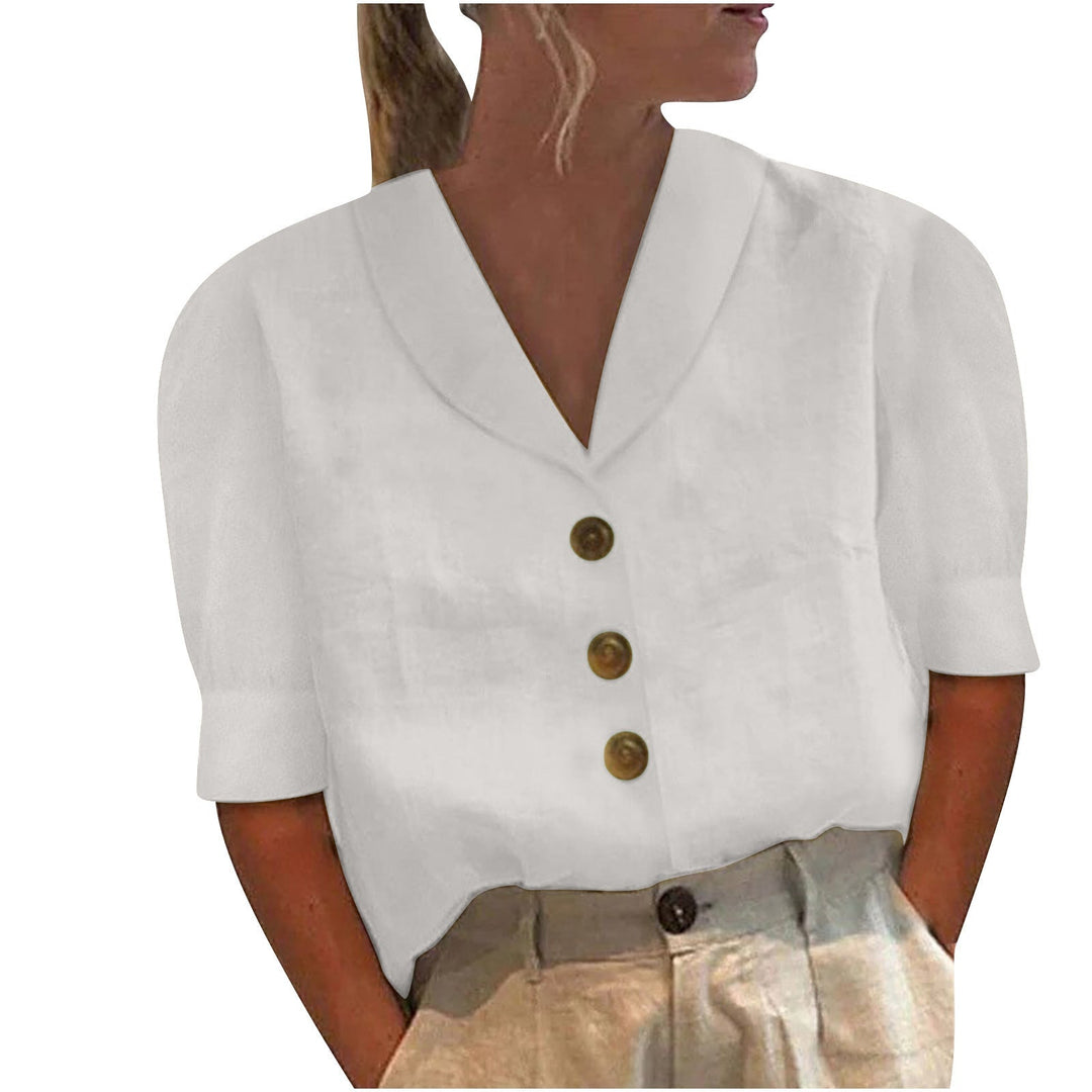 Weiße Damenbluse mit V-Ausschnitt und Knöpfen, Kurzarm, elegantes Design, Sommermode.