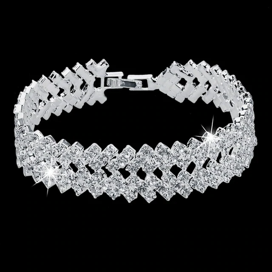 Silbernes Armband mit funkelnden Kristallen, elegantes Schmuckstück, luxuriöses Design.