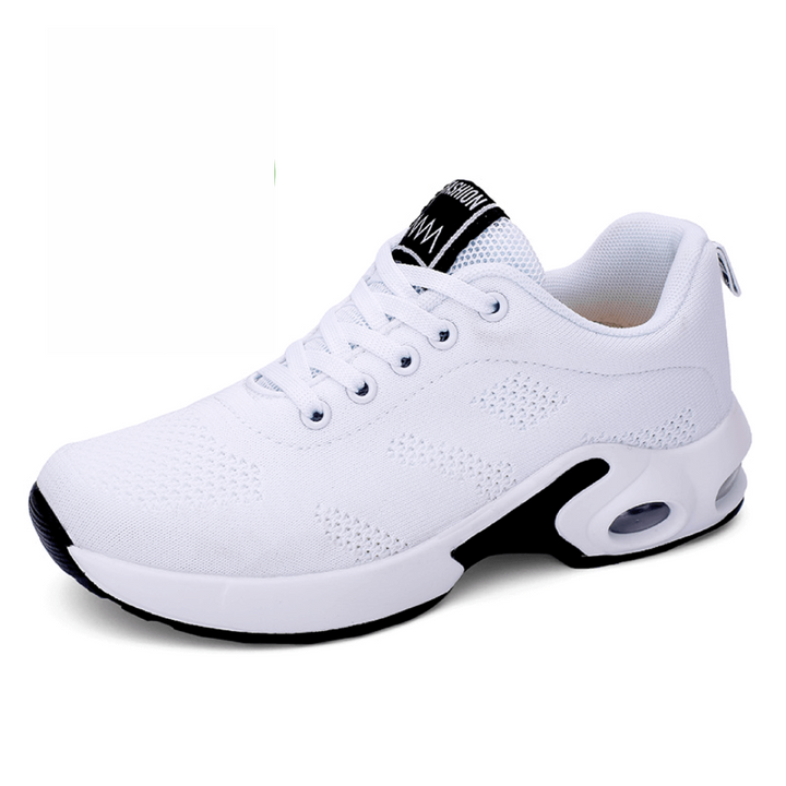 Weiße Sportschuhe, atmungsaktiv, mit schwarzer Sohle, ideal für Laufen und Fitness.
