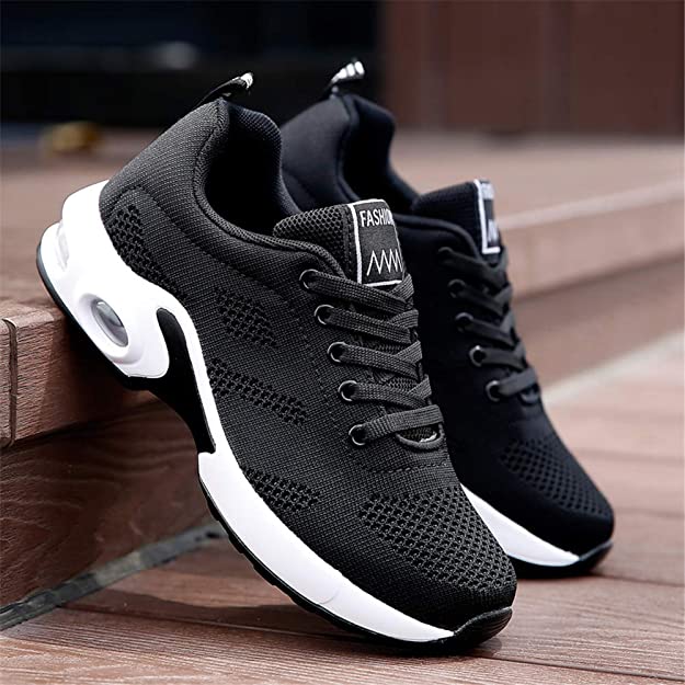 Schwarze Sportschuhe, atmungsaktiv, rutschfest, ideal für Laufen und Fitness.