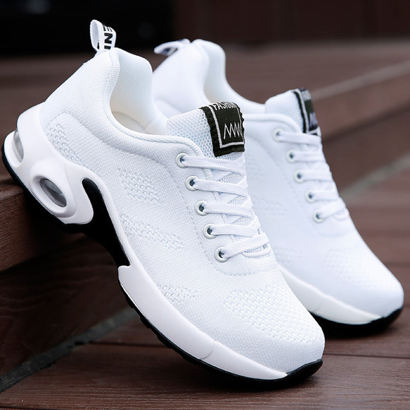 Weiße Sportschuhe, atmungsaktiv, mit Schnürsenkeln, ideal für Laufen und Fitness.