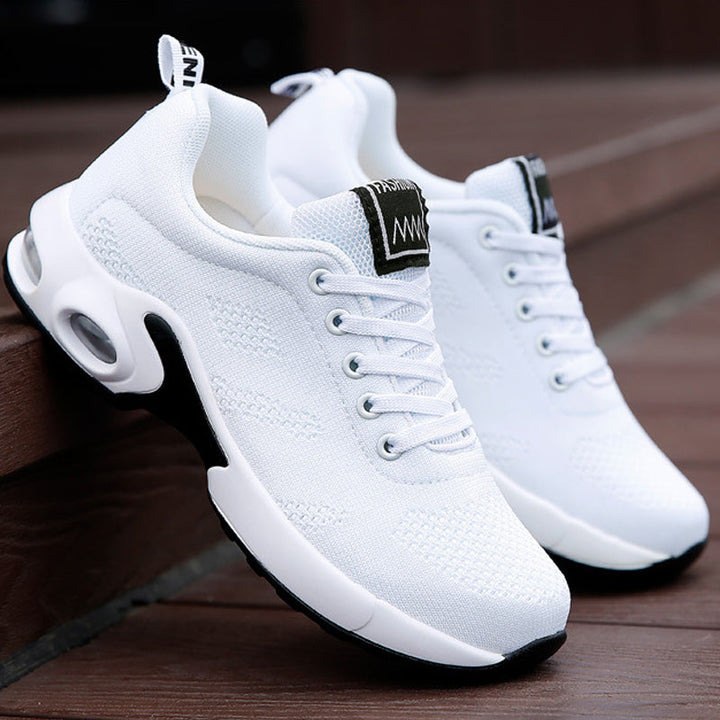 Weiße Sportschuhe, atmungsaktiv, mit Schnürsenkeln, ideal für Laufen und Fitness.