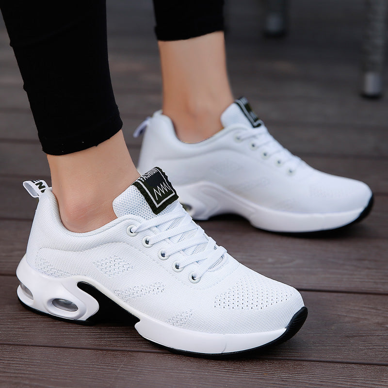 Weiße Damen-Sneaker, atmungsaktiv, sportlich, bequem, mit Luftpolstersohle.