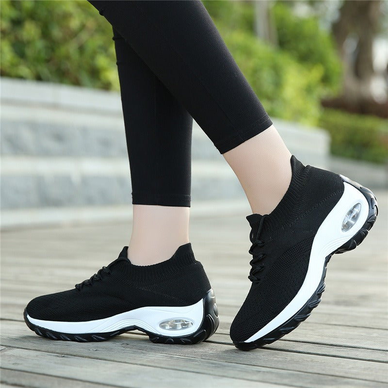 Schwarze Damen-Sneaker mit weißer Sohle, atmungsaktiv, ideal für Sport und Freizeit.
