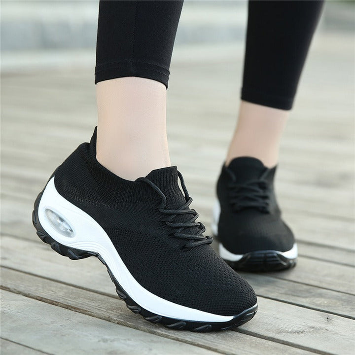 Schwarze Damen-Sneaker, atmungsaktiv, rutschfest, ideal für Sport und Freizeit.