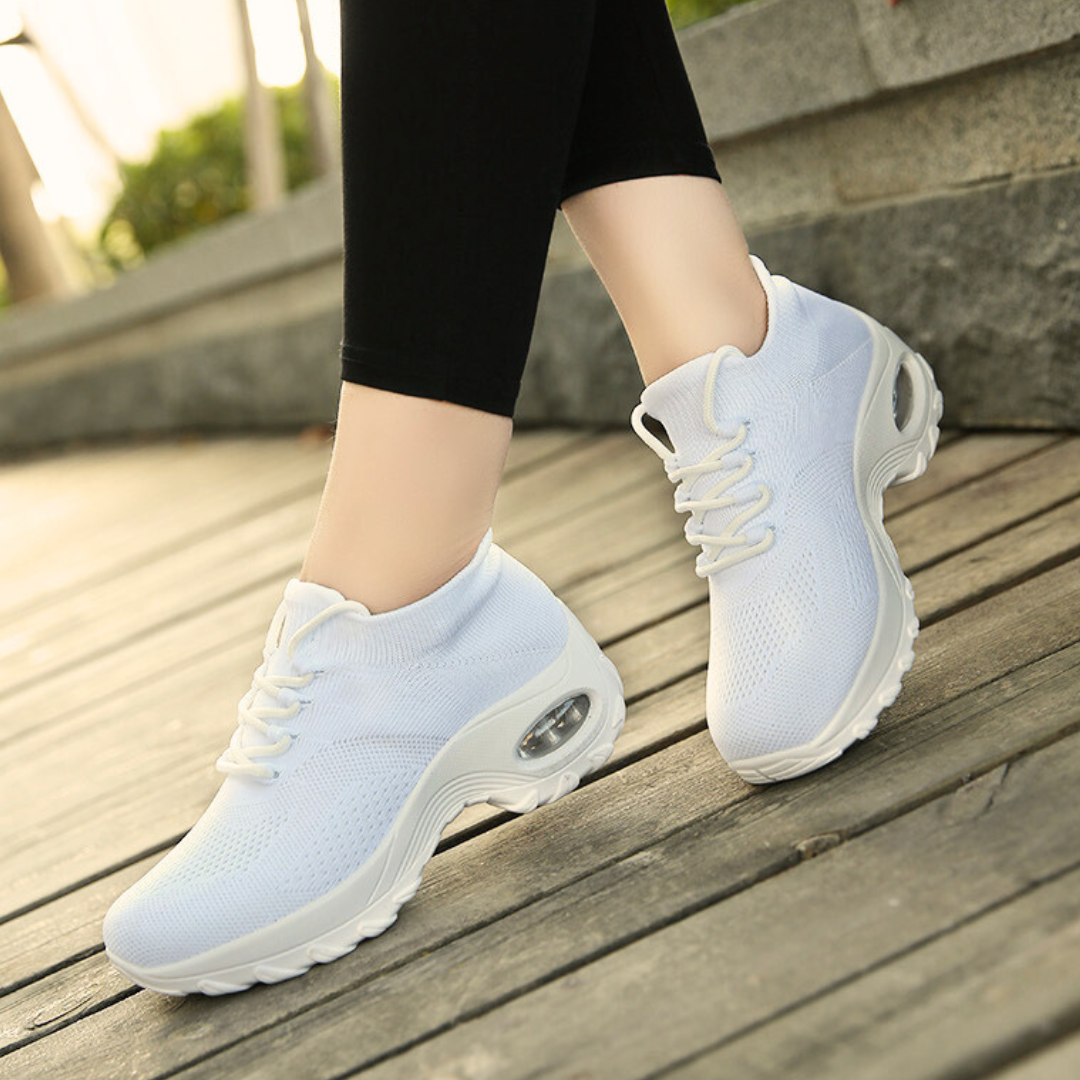 Weiße Damen-Sneaker, atmungsaktiv, bequem, mit Luftpolstersohle, ideal für Freizeit und Sport.