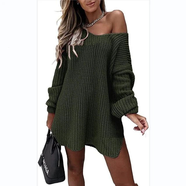 Frau in olivgrünem Strickpullover, schulterfrei, mit schwarzer Tasche, modisch, lässig.