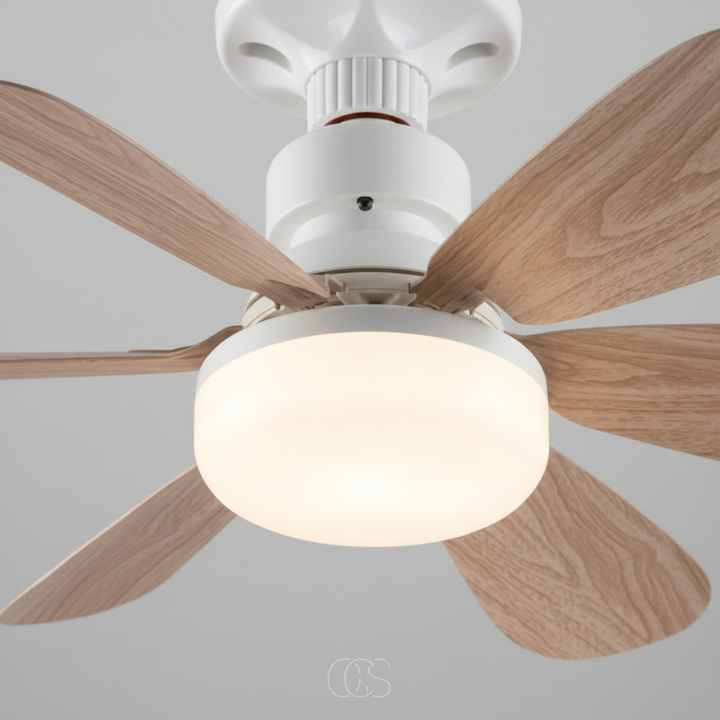 Detail svítící matné LED lampy, bílého těla a dřevěných lopatek ventilátoru zblízka 2