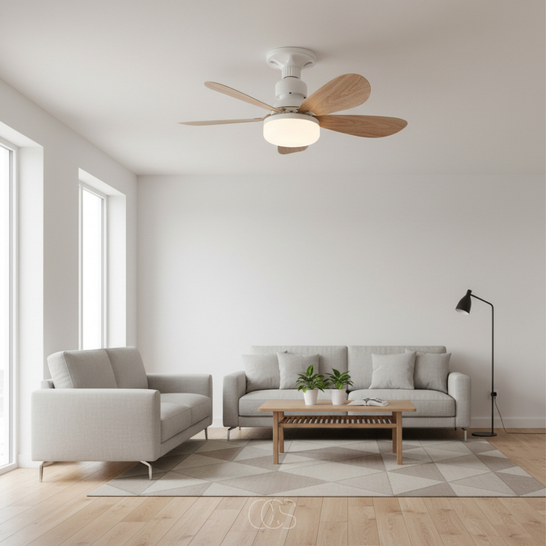 Stropní ventilátor ve světlém obýváku s šedými pohovkami, vzorovaným kobercem a černou stojací lampou 5