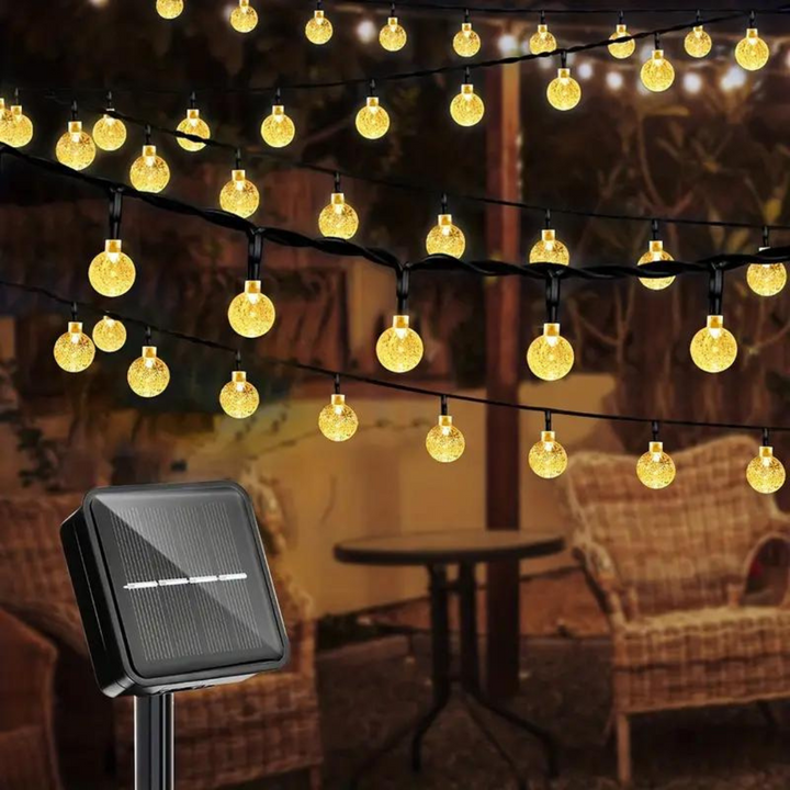 Solarbetriebene Lichterkette mit warmweißen LED-Lampen für Gartenbeleuchtung.