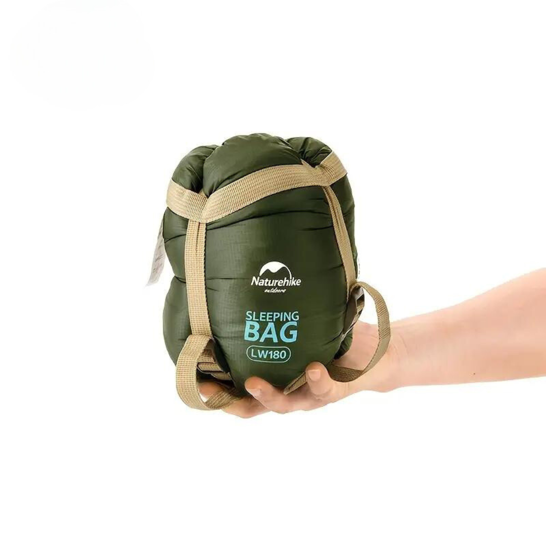 Grüner Naturehike Schlafsack LW180, kompakt, leicht, ideal für Camping und Outdoor-Abenteuer.