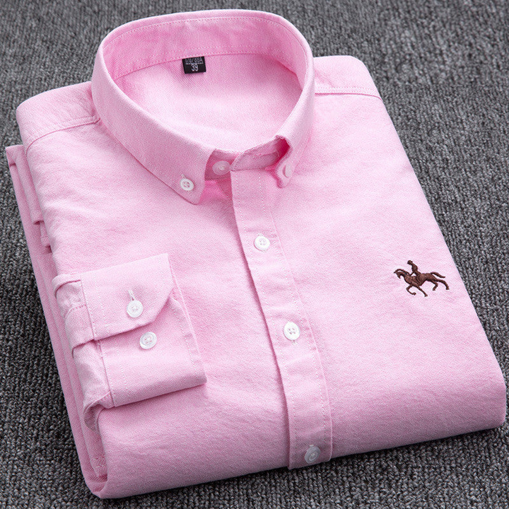 Rosa Herrenhemd, Baumwolle, Button-Down-Kragen, gesticktes Reiter-Logo, elegant, gefaltet.