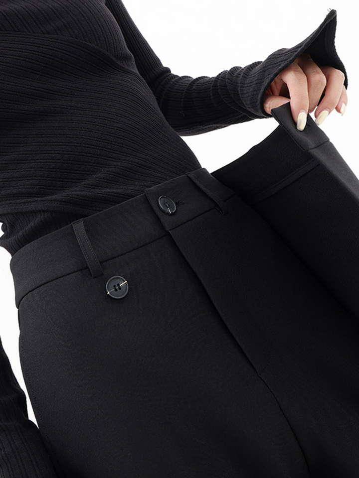Frau in schwarzer, dehnbarer Hose, Rippenpullover, Mode, Komfort, elastische Taille.
